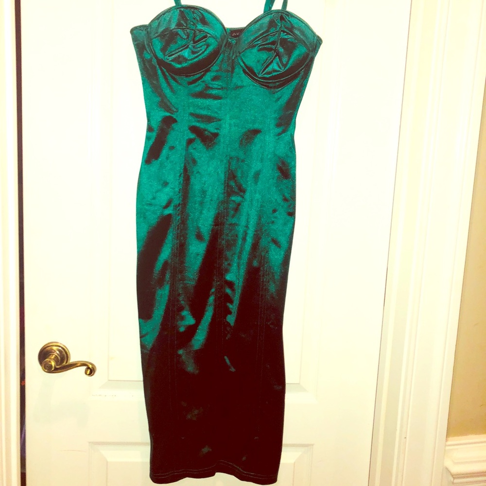 Midi Emerald Green dress!! Perfect for holiday